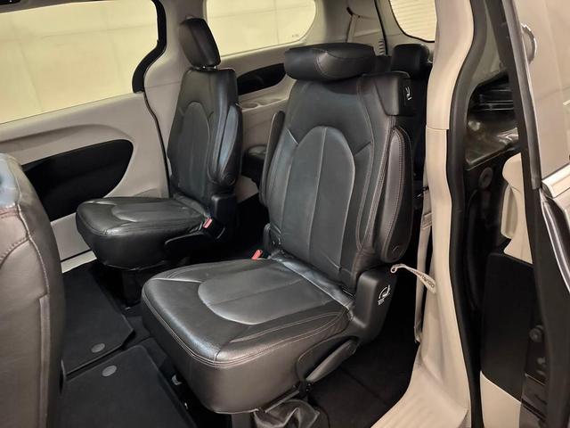 Photo of 2017 Granite Crystal Clearcoat Metallic Chrysler Pacifica