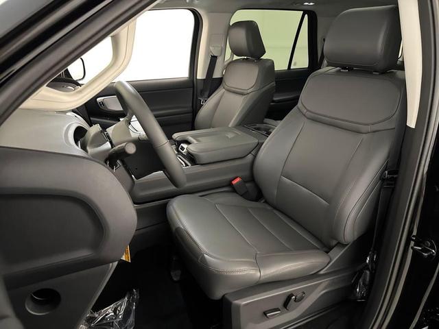 Photo of 2025 Agate Black Metallic Ford Expedition