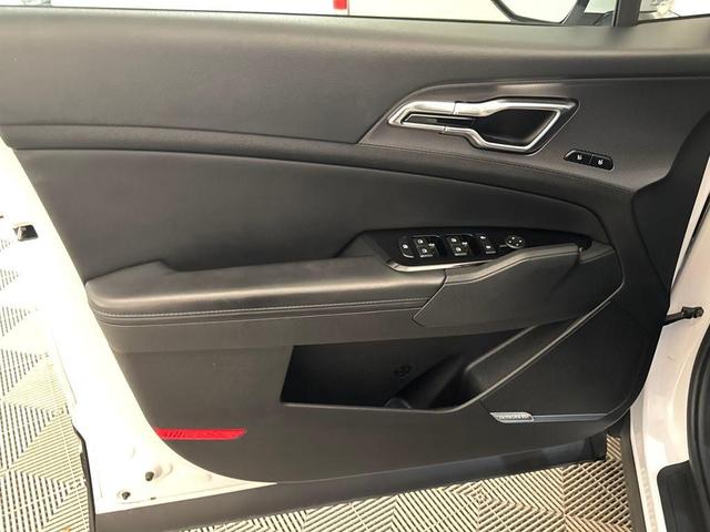 Photo of 2023 Glacial White Pearl Kia Sportage