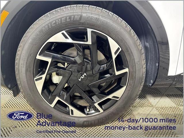 Photo of 2023 Glacial White Pearl Kia Sportage