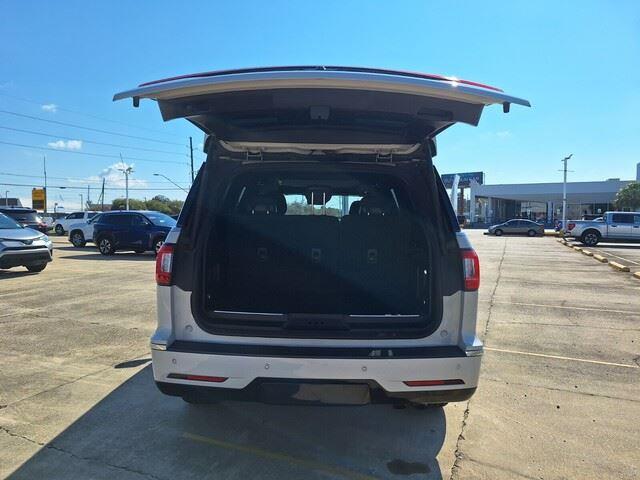 Photo of 2019 White Platinum Metallic Tri-Coat Lincoln Navigator
