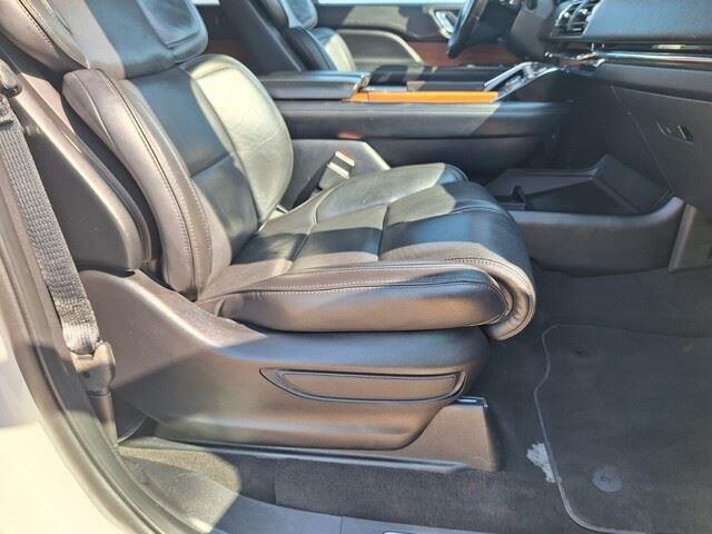 Photo of 2019 White Platinum Metallic Tri-Coat Lincoln Navigator