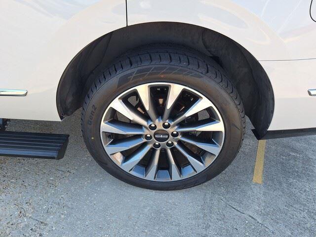 Photo of 2019 White Platinum Metallic Tri-Coat Lincoln Navigator