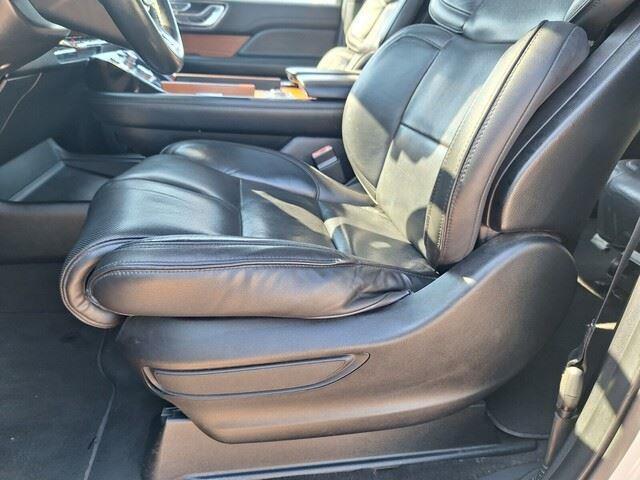 Photo of 2019 White Platinum Metallic Tri-Coat Lincoln Navigator