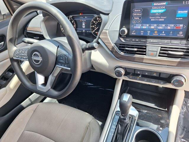 Photo of 2023 Pearl White Tricoat Nissan Altima