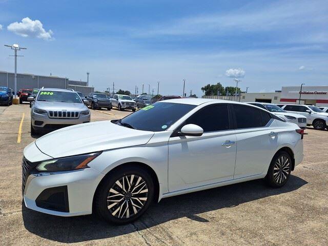 Photo of 2023 Pearl White Tricoat Nissan Altima