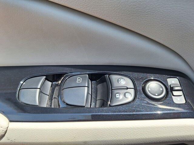 Photo of 2023 Pearl White Tricoat Nissan Altima