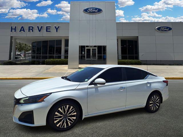 Photo of 2023 Pearl White Tricoat Nissan Altima
