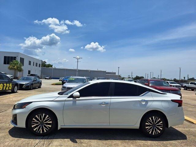 Photo of 2023 Pearl White Tricoat Nissan Altima