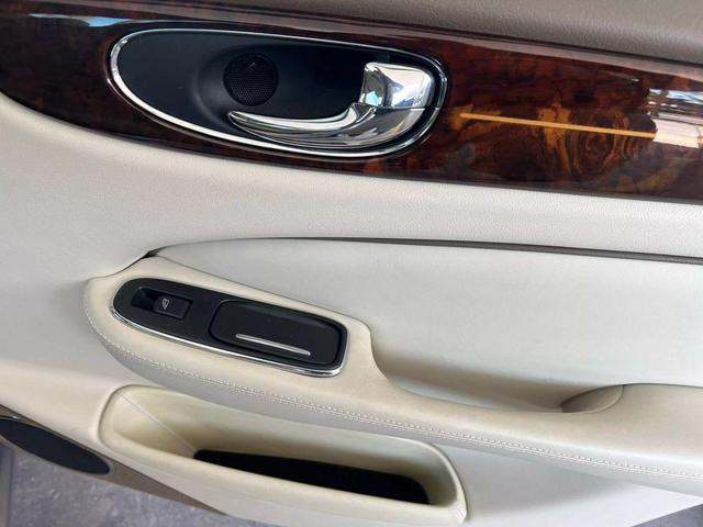 Photo of 2006 Silver Jaguar XJ