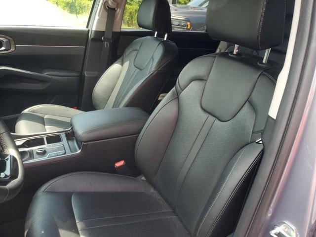 Photo of 2023 Everlasting Silver Kia Sorento