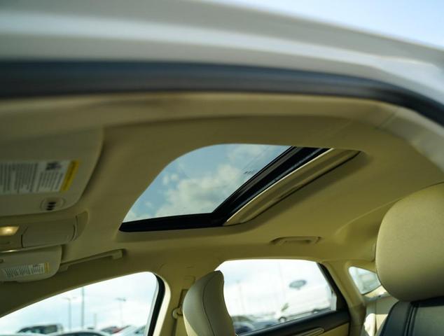 Photo of 2014 White Ford Fusion