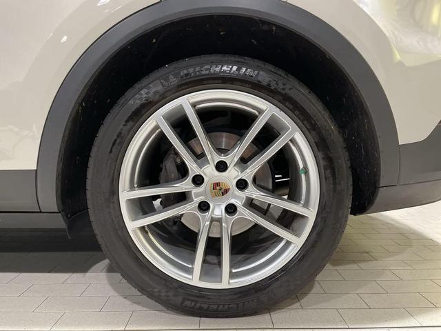 Photo of 2023 Beige Porsche Cayenne