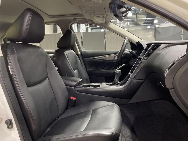 Photo of 2017 Pure White INFINITI Q50