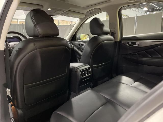Photo of 2017 Pure White INFINITI Q50