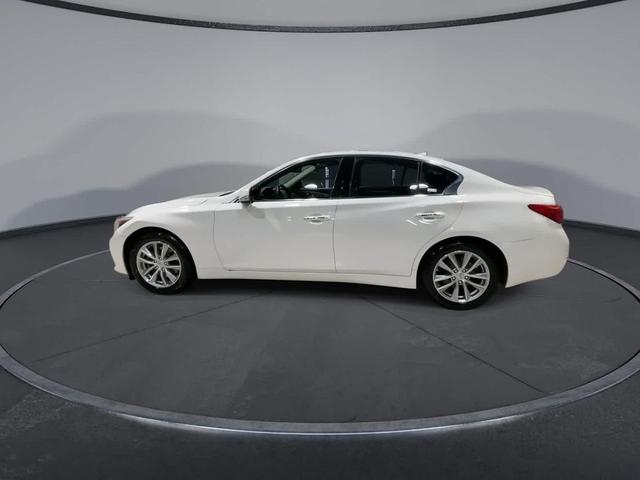Photo of 2017 Pure White INFINITI Q50