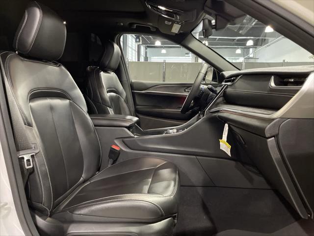 Photo of 2024 Bright White Clearcoat Jeep Grand Cherokee