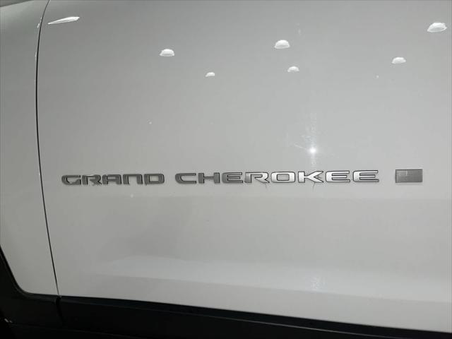 Photo of 2024 Bright White Clearcoat Jeep Grand Cherokee