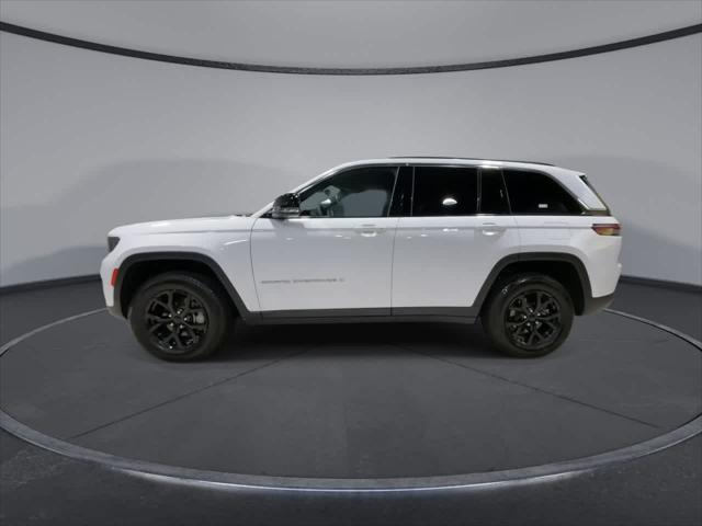 Photo of 2024 Bright White Clearcoat Jeep Grand Cherokee