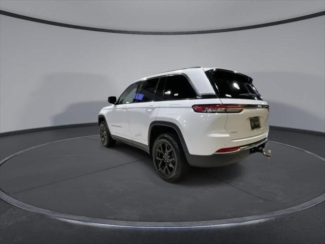 Photo of 2024 Bright White Clearcoat Jeep Grand Cherokee