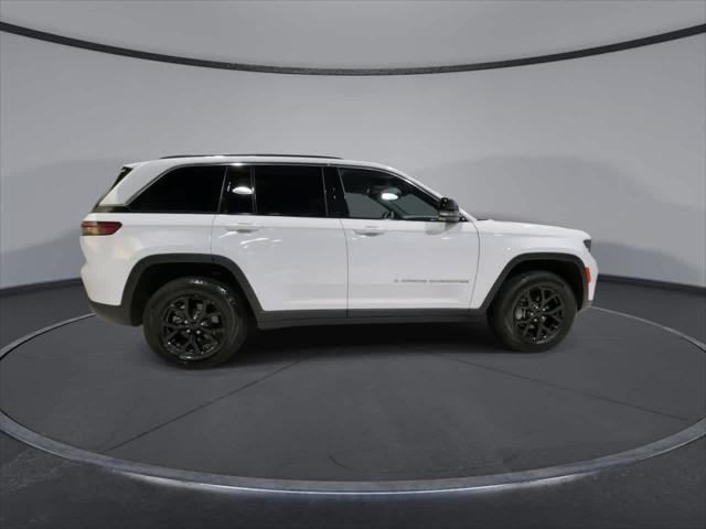 Photo of 2024 Bright White Clearcoat Jeep Grand Cherokee