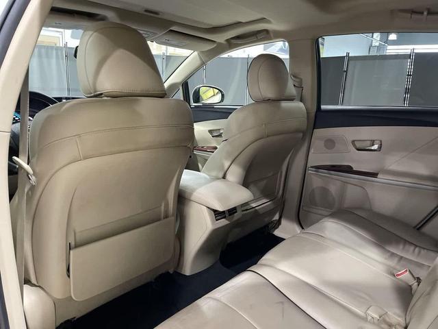 Photo of 2010 Blizzard Pearl Toyota Venza
