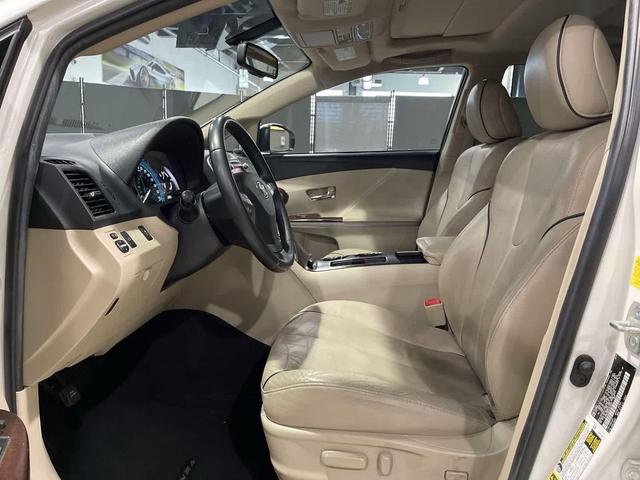 Photo of 2010 Blizzard Pearl Toyota Venza