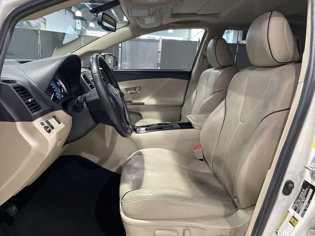Photo of 2010 Blizzard Pearl Toyota Venza