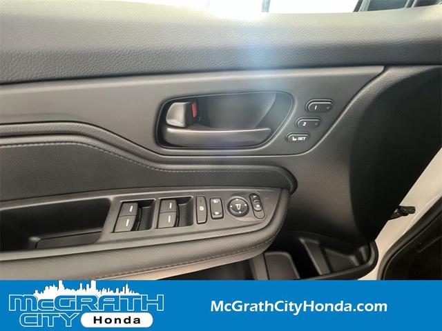 Photo of 2025 Platinum White Pearl Honda Odyssey