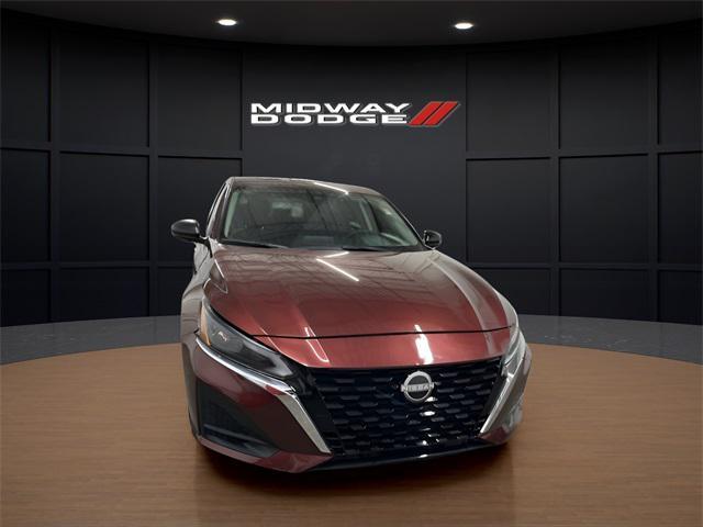 Photo of 2024 Garnet Pearl Metallic Nissan Altima