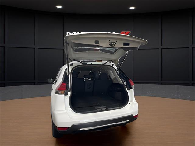 Photo of 2019 Glacier White Nissan Rogue