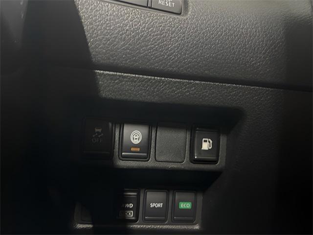 Photo of 2019 Glacier White Nissan Rogue