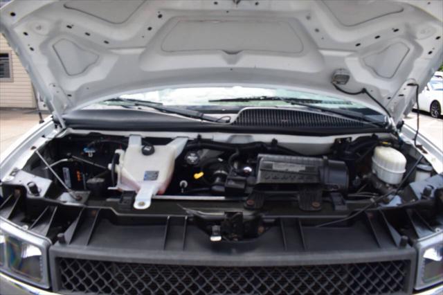 Photo of 2015 Summit White Chevrolet Express 2500