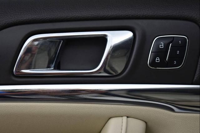 Photo of 2013 White Platinum Metallic Tri-Coat Lincoln MKS