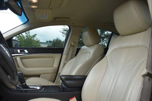 Photo of 2013 White Platinum Metallic Tri-Coat Lincoln MKS