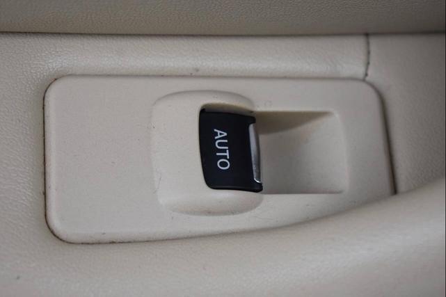 Photo of 2013 White Platinum Metallic Tri-Coat Lincoln MKS