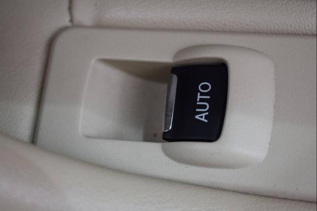 Photo of 2013 White Platinum Metallic Tri-Coat Lincoln MKS
