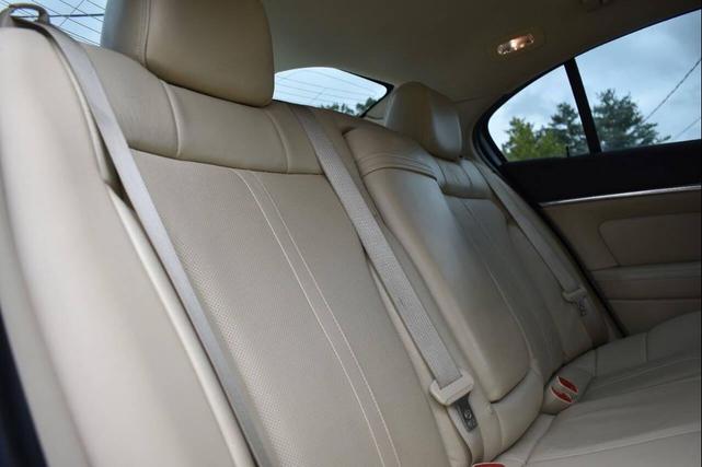 Photo of 2013 White Platinum Metallic Tri-Coat Lincoln MKS