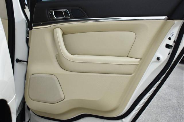 Photo of 2013 White Platinum Metallic Tri-Coat Lincoln MKS