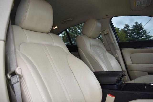 Photo of 2013 White Platinum Metallic Tri-Coat Lincoln MKS