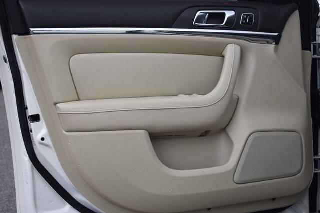 Photo of 2013 White Platinum Metallic Tri-Coat Lincoln MKS