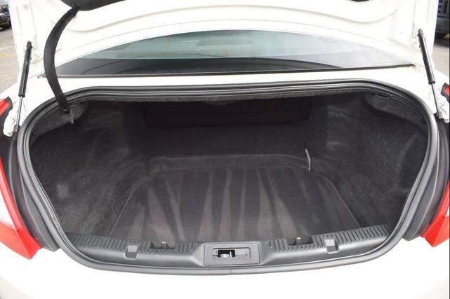 Photo of 2013 White Platinum Metallic Tri-Coat Lincoln MKS