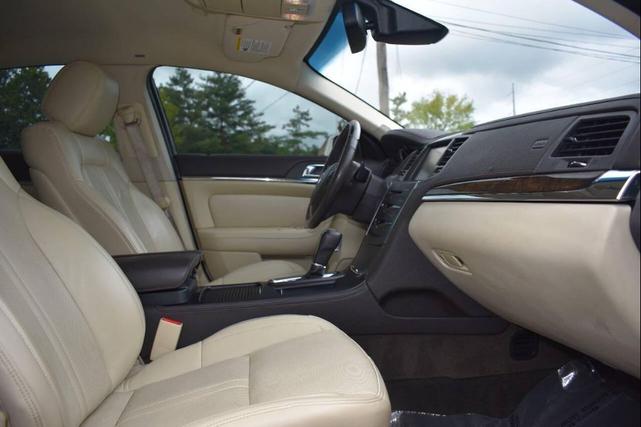Photo of 2013 White Platinum Metallic Tri-Coat Lincoln MKS