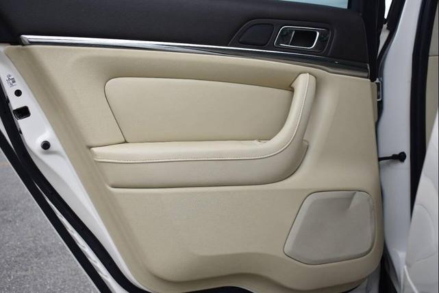 Photo of 2013 White Platinum Metallic Tri-Coat Lincoln MKS