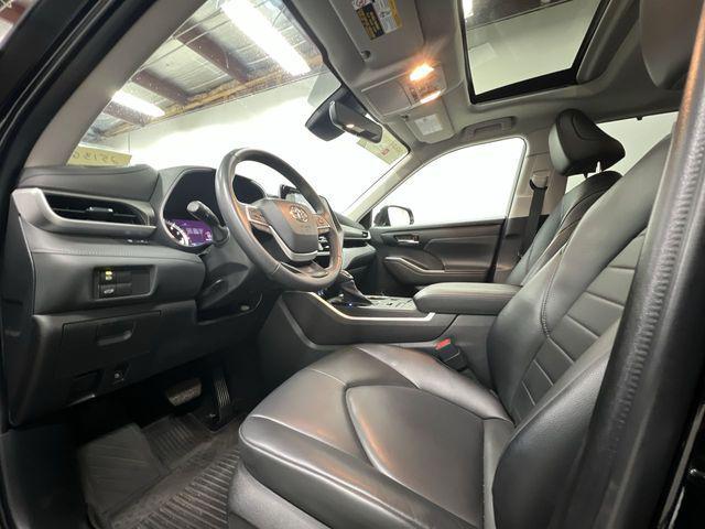 Photo of 2022 Midnight Black Metallic Toyota Highlander