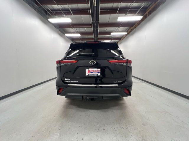 Photo of 2022 Midnight Black Metallic Toyota Highlander