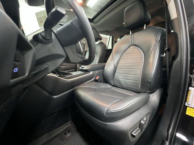 Photo of 2022 Midnight Black Metallic Toyota Highlander