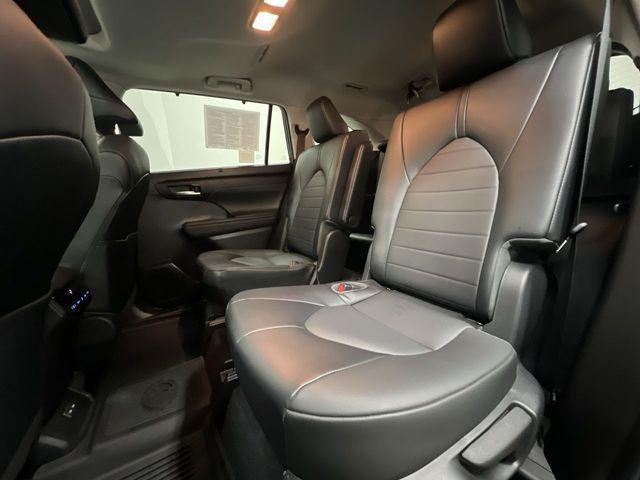 Photo of 2022 Midnight Black Metallic Toyota Highlander