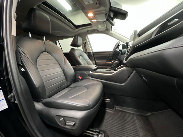 Photo of 2022 Midnight Black Metallic Toyota Highlander