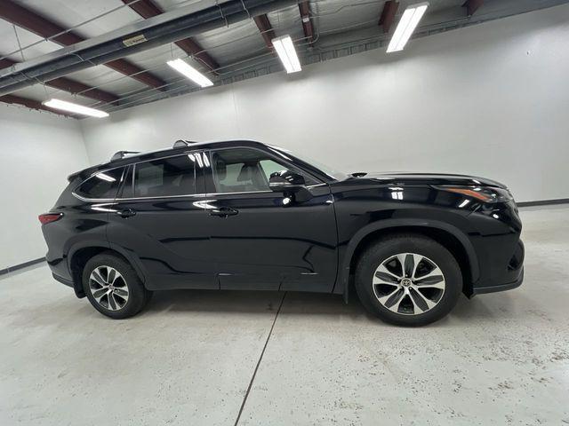 Photo of 2022 Midnight Black Metallic Toyota Highlander